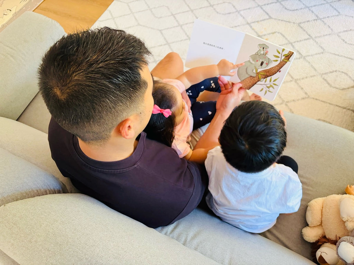 Dad reading in Traditional chinese with his kids